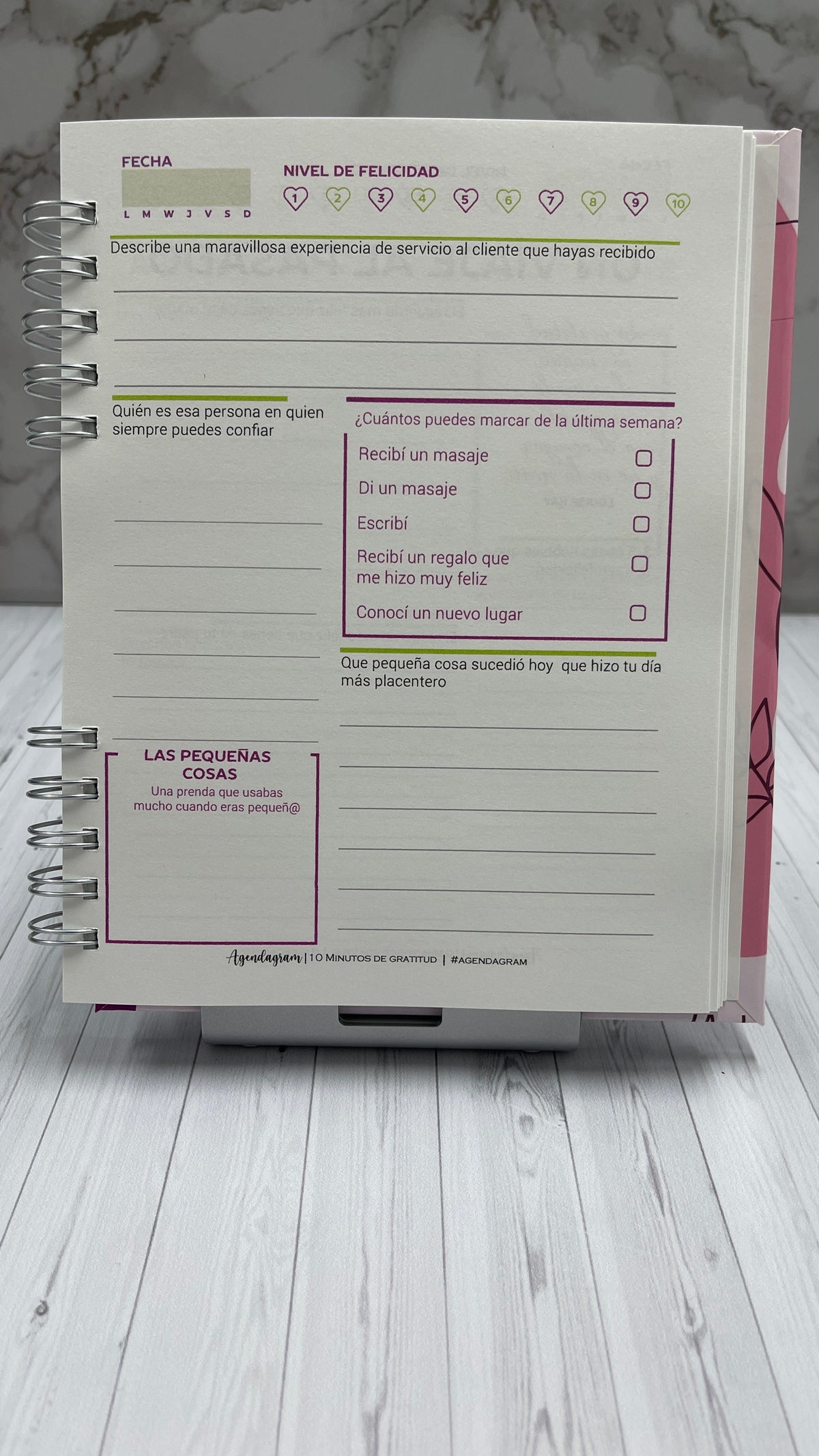 Diario de gratitud 10 Minutos de Gratitud de iNMente listo sobre una mesa para crear el hábito de escribir gratitud cada día