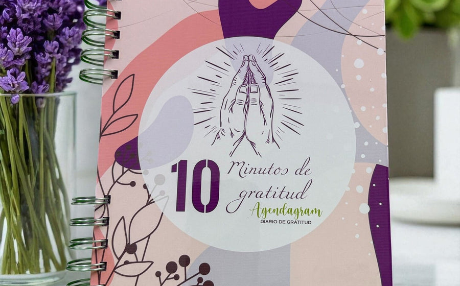 Diario 10 Minutos de Gratitud iNMente junto a flores, para escribir cada día lo que agradeces