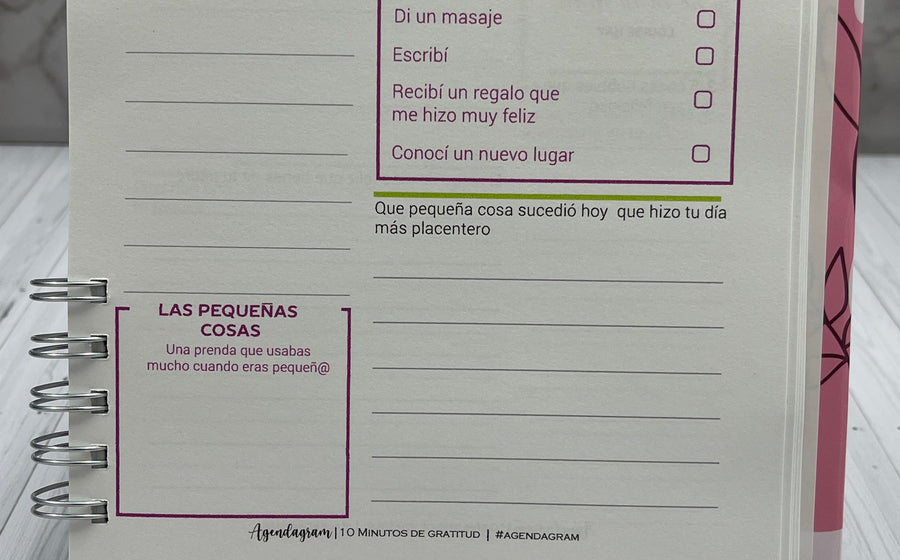 Diario de gratitud 10 Minutos de Gratitud de iNMente listo sobre una mesa para crear el hábito de escribir gratitud cada día