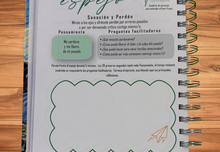 Niño concentrado escribiendo sus reflexiones en su diario de amor propio antes de dormir