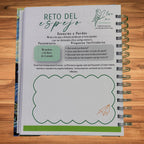 Niño concentrado escribiendo sus reflexiones en su diario de amor propio antes de dormir.