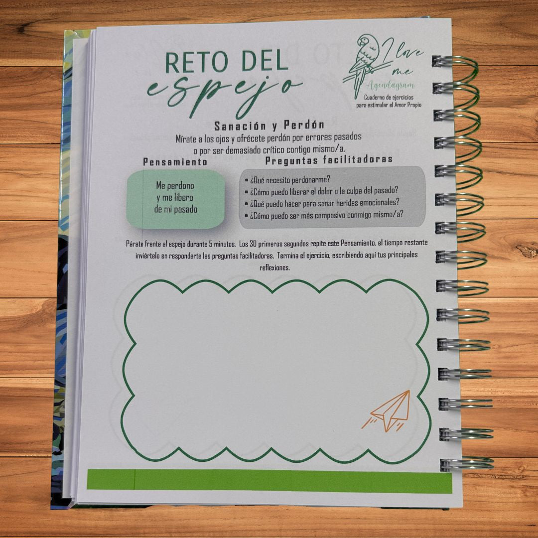 Niño concentrado escribiendo sus reflexiones en su diario de amor propio antes de dormir.