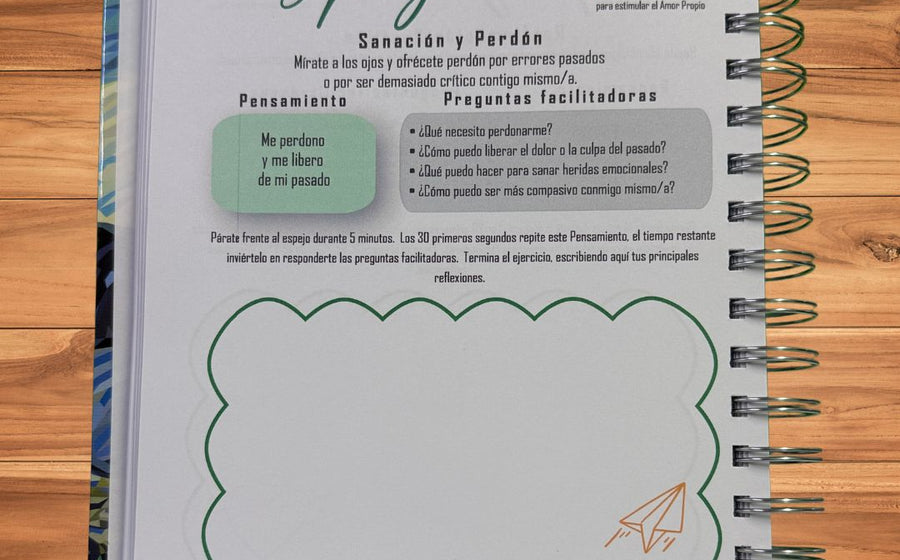 Niño concentrado escribiendo sus reflexiones en su diario de amor propio antes de dormir.