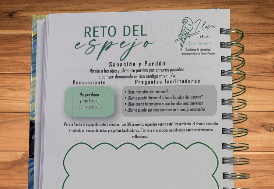 Niño concentrado escribiendo sus reflexiones en su diario de amor propio antes de dormir