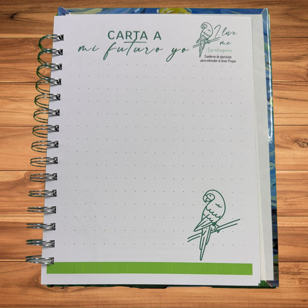 Escritorio infantil organizado con el diario iNMente como pieza central de estudio.