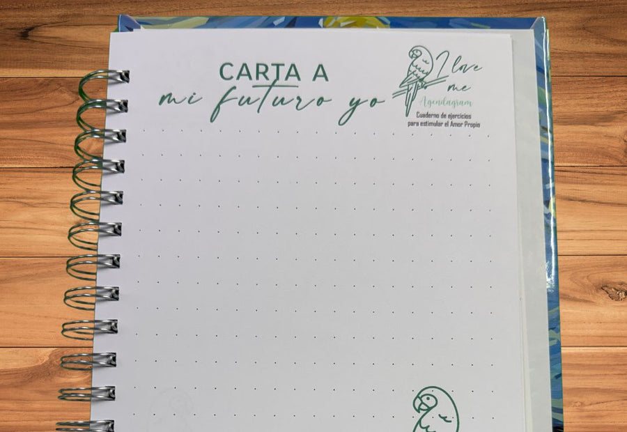 Escritorio infantil organizado con el diario iNMente como pieza central de estudio.