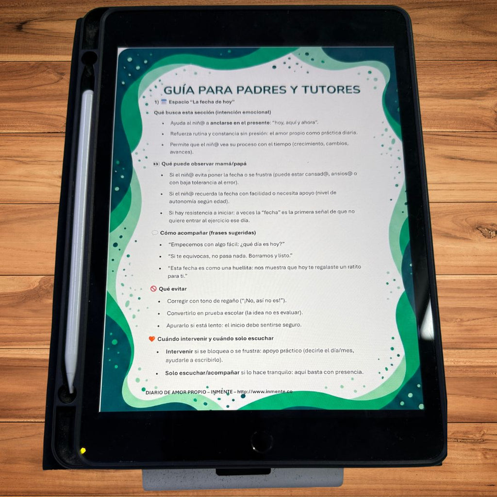 Pequeña lectora descubriendo sus emociones a través de las páginas de su bitácora.