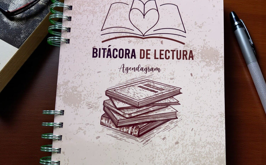 Bitácora de lectura de iNMente sobre un escritorio, junto a unas gafas y un bolígrafo