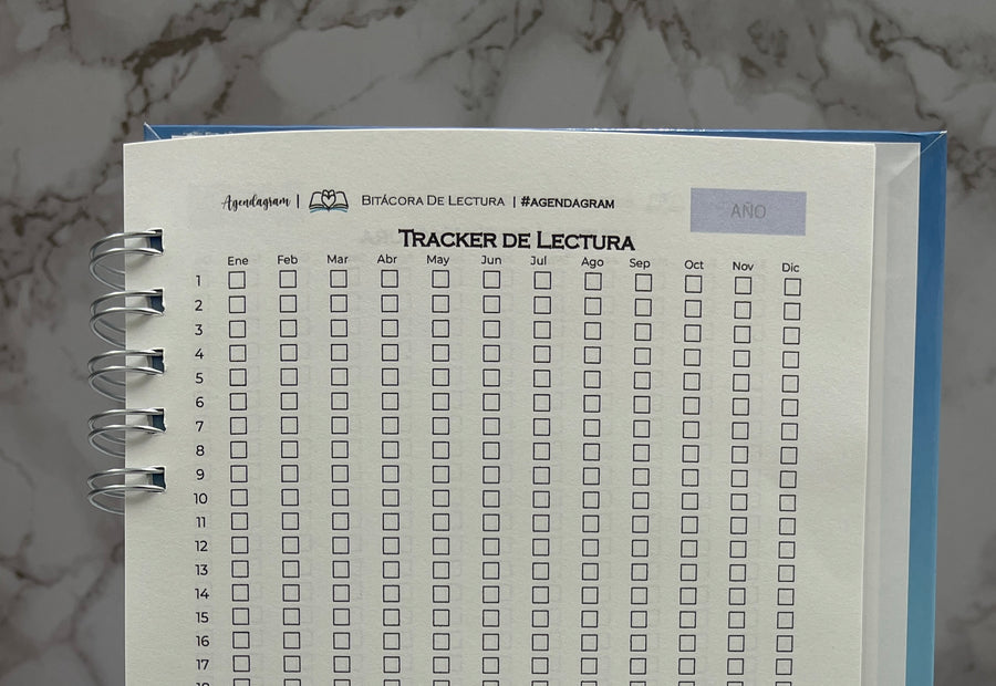 Página de tracker de lectura con una cuadrícula de 31 días por 12 meses para marcar los días en que se leyó