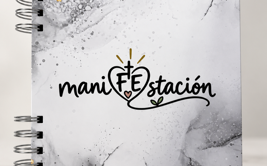 Diario de manifestación maniFEstación de iNMente sobre una mesa, un diario guiado de 100 días que incluye Lectio Divina.