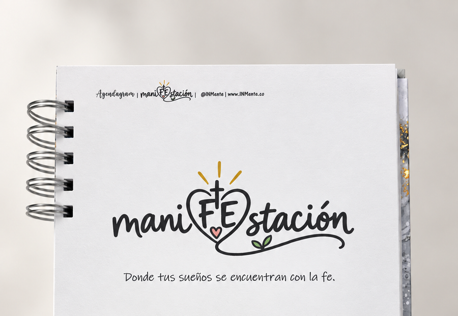 Diario de manifestación maniFEstación de iNMente con su pasta dura, listo para escribir cada día.